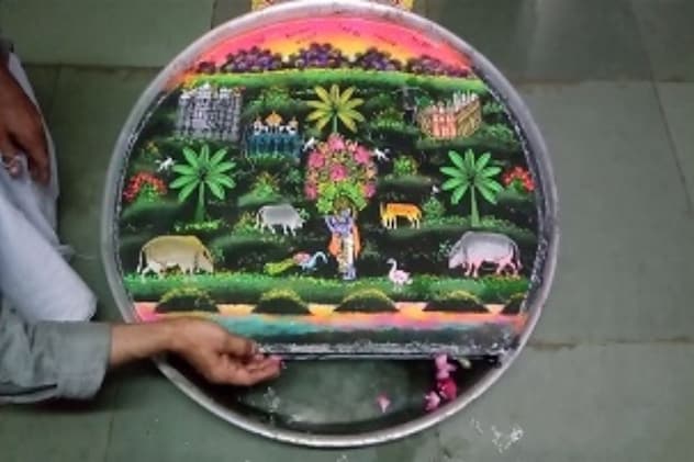 पानी में उकेरी भगवान कृष्ण की तस्वीर पानी में उकेरी भगवान कृष्ण की तस्वीर