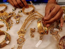 Gold Prices Continue To Fall, Experts Explain What's Behind Decline