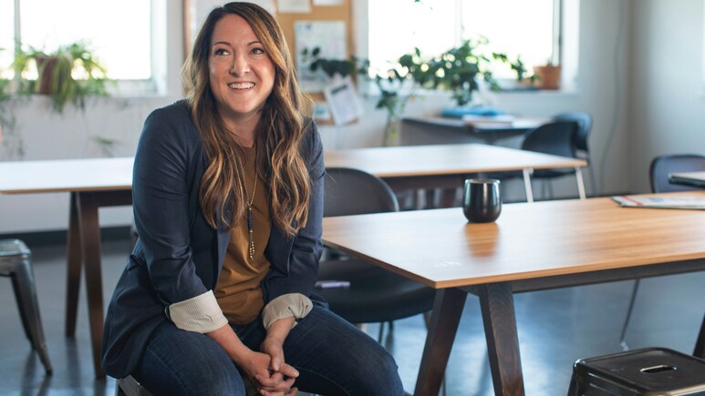 हैवी डिस्काउंट के साथ अपनी वॉर्डरोब में ऐड करें ये स्टाइलिश वर्क वियर, कीमत सुनकर रह जाएंगे दंग