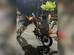 घोस्ट राइडर की तरह सड़क पर बाइक स्टंट करते नजर आए लड़के, देख लोगों ने कहा- जान प्यारी नहीं है क्या