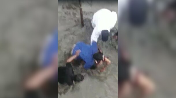 चक्रवात फेंगल के कारण चेन्&zwj;नई में भारी बारिश, एटीएम के बाहर करंट लगने से एक शख्&zwj;स की मौत