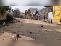 UP के मीरापुर में वोटिंग के दौरान भीड़ ने खूब बरसाए पत्थर, जानें क्यों चढ़ गया गांववालों का पारा UP के मीरापुर में वोटिंग के दौरान भीड़ ने खूब बरसाए पत्थर, जानें क्यों चढ़ गया गांववालों का पारा