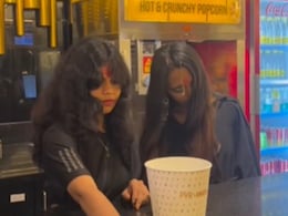 काली साड़ी, खुले बाल, माथे पर टीका... महिलाओं का हॉन्टेड थियेटर का वीडियो वायरल, कार्तिक आर्यन ने  बोले- आज से पॉपकॉर्न चुड़ैल.... काली साड़ी, खुले बाल, माथे पर टीका... महिलाओं का हॉन्टेड थियेटर का वीडियो वायरल, कार्तिक आर्यन ने  बोले- आज से पॉपकॉर्न चुड़ैल....