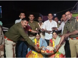 Baran: थाने के सफाई कर्मचारी के घर शादी में पहुंचा पूरा पुलिस स्टाफ, थानाधिकारी ने भरा बेटियों का मायरा Baran: थाने के सफाई कर्मचारी के घर शादी में पहुंचा पूरा पुलिस स्टाफ, थानाधिकारी ने भरा बेटियों का मायरा