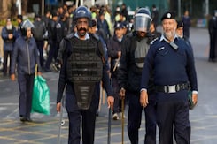 Imran Khan Supporters Defy Cops, March Towards Islamabad Despite Tear Gas Shells Imran Khan Supporters Defy Cops, March Towards Islamabad Despite Tear Gas Shells