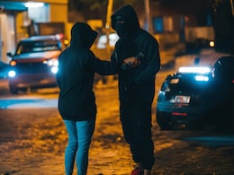 नोएडा: लग्जरी गाड़ियों की ऑन डिमांड चोरी करने वाले गिरोह का खुलासा, 5 कार भी जब्त नोएडा: लग्जरी गाड़ियों की ऑन डिमांड चोरी करने वाले गिरोह का खुलासा, 5 कार भी जब्त