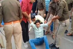 UPPSC Aspirants Protest In Prayagraj, Some Protesters Removed By Cops UPPSC Aspirants Protest In Prayagraj, Some Protesters Removed By Cops