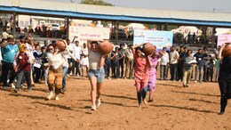 Pushkar Mela 2024: पुष्कर में पानी भरा मटका लिए खूब दौड़ीं विदेशी महिलाएं, रेस में दी ज़बरदस्त टक्कर