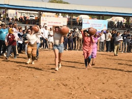 Pushkar Mela 2024: पुष्कर में पानी भरा मटका लिए खूब दौड़ीं विदेशी महिलाएं, रेस में दी ज़बरदस्त टक्कर Pushkar Mela 2024: पुष्कर में पानी भरा मटका लिए खूब दौड़ीं विदेशी महिलाएं, रेस में दी ज़बरदस्त टक्कर