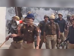 संभल में सामने से हो रही थी पत्थरबाजी, SP बोले- नेताओं के चक्कर में भविष्य बर्बाद मत करो, देखें VIDEO संभल में सामने से हो रही थी पत्थरबाजी, SP बोले- नेताओं के चक्कर में भविष्य बर्बाद मत करो, देखें VIDEO
