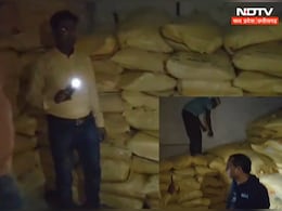 Fertilizer Crisis : कहीं किसानों के लिए खाद की मारा-मारी, तो कहीं भरे पड़े हैं गोदाम, जब SDM ने देखा तो...