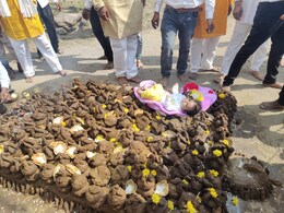 Govardhan Puja 2024: सीहोर में है अनोखी परंपरा, नवजात के अच्छे स्वास्थ्य के लिए गोबर पर ये किया जाता है Govardhan Puja 2024: सीहोर में है अनोखी परंपरा, नवजात के अच्छे स्वास्थ्य के लिए गोबर पर ये किया जाता है