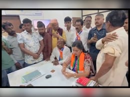 नवनीत राणा यांच्या सभेत जोरदार राडा, राणांच्या अंगावर खुर्च्या फेकण्याचा प्रयत्न नवनीत राणा यांच्या सभेत जोरदार राडा, राणांच्या अंगावर खुर्च्या फेकण्याचा प्रयत्न