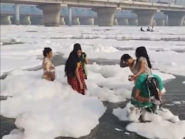 दिल्ली की यमुना के झाग से महिलाएं धो रही थीं बाल, Video देख लोगों ने लिए मज़े, बोले- अरे दीदी वो शैम्पू नहीं है दिल्ली की यमुना के झाग से महिलाएं धो रही थीं बाल, Video देख लोगों ने लिए मज़े, बोले- अरे दीदी वो शैम्पू नहीं है