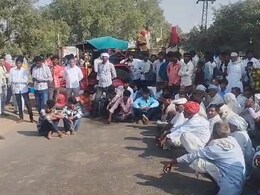 रणथंभौर में टाइगर का शिकार युवक का शव लेकर सड़क पर जाम, किरोड़ी लाल मीणा का कर रहे इंतजार रणथंभौर में टाइगर का शिकार युवक का शव लेकर सड़क पर जाम, किरोड़ी लाल मीणा का कर रहे इंतजार