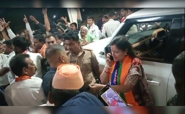 Mob Attacks Rally By BJP's Navneet Rana, She Sets Arrest Deadline For Cops