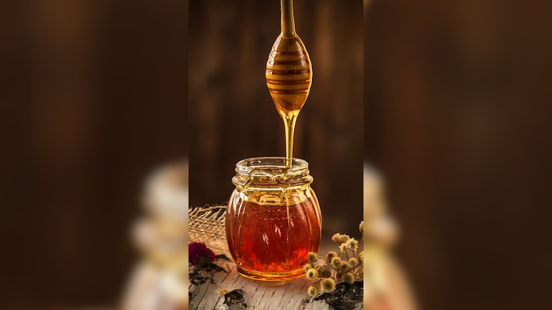 घर में शहद रखा है? तो रोज सुबह गर्म पानी में एक चम्‍मच शहद प‍ि‍या करो न! फायदे? वो यहां जान लो