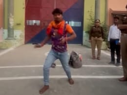 VIDEO : जेल से बाहर निकलते ही खुशी से झूम उठा, पुलिस के सामने ही सड़क पर ही करने लगा ब्रेक डांस VIDEO : जेल से बाहर निकलते ही खुशी से झूम उठा, पुलिस के सामने ही सड़क पर ही करने लगा ब्रेक डांस