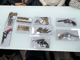 मुंबई पुलिस की हथियार विक्रेताओं के खिलाफ बड़ी कार्रवाई, 3 गिरफ्तार, हथियारों का जखीरा बरामद मुंबई पुलिस की हथियार विक्रेताओं के खिलाफ बड़ी कार्रवाई, 3 गिरफ्तार, हथियारों का जखीरा बरामद