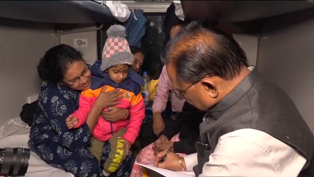 छत्तीसगढ़ सीएम को ट्रेन में देख भौचक्के रह गए पैसेंजर, कल आपको भी अपने बगल में बैठे मिल सकते हैं मुख्यमंत्री!
