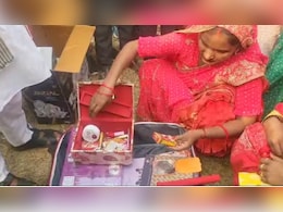 UP की गरीब बेटियों के साथ ये कैसा मजाक? CM सामूहिक विवाह योजना में दिए नकली गहने और मेकअप का सामान UP की गरीब बेटियों के साथ ये कैसा मजाक? CM सामूहिक विवाह योजना में दिए नकली गहने और मेकअप का सामान