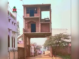 कितने तेजस्वी लोग हैं... बीच सड़क बिना ज़मीन घेरे बना दिया 2 मंजिला मकान, घर की बनावट देख चकरा जाएगा सिर