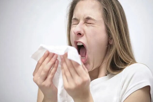 तेज से छींकना