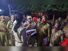 जब असली पुलिस के सामने डंटकर खड़ी हुई नकली पुलिस, जशपुर में ये कौन हैं ये खाकी वाले?