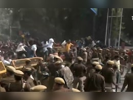 प्रयागराज में छात्रों और पुलिस में टकराव, बैरिकेडिंग तोड़ आयोग के गेट पर पहुंचे प्रयागराज में छात्रों और पुलिस में टकराव, बैरिकेडिंग तोड़ आयोग के गेट पर पहुंचे