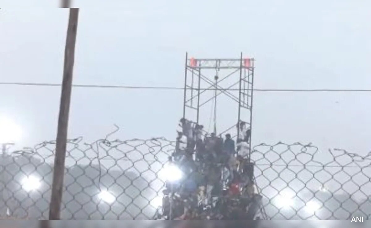 Watch: Allu Arjun's Fans Create Stampede-Like Situation At <i>Pushpa 2</i> Trailer Launch In Patna