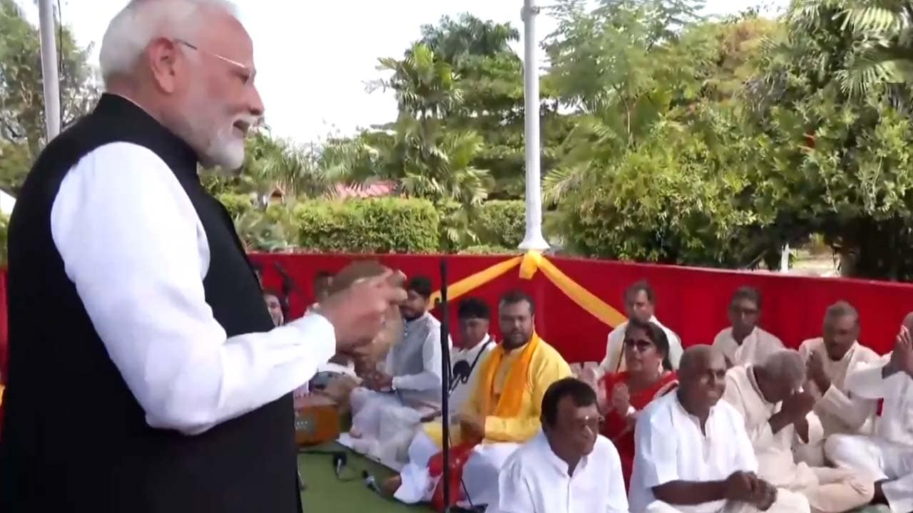 PM Modi Enjoys "Ram Bhajan" In Guyana
