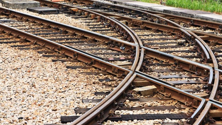 Indian Railway: पहली बार मिली दंतेवाड़ा जिले के इस इलाके में रेल लाइन की सौगात, सर्वे होते ही विरोध में उतरे लोग, जानें वजह