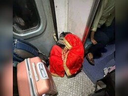 लाल जोड़े में ट्रेन के फर्श पर बैठकर सफर करती नजर आई महिला, वायरल फोटो पर लोगों ने इस तरह किया रिएक्ट लाल जोड़े में ट्रेन के फर्श पर बैठकर सफर करती नजर आई महिला, वायरल फोटो पर लोगों ने इस तरह किया रिएक्ट