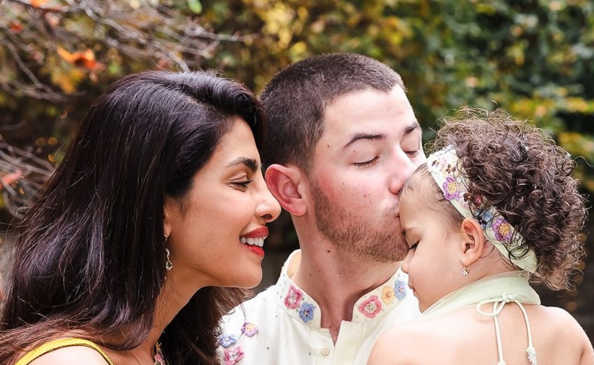 प्रियंका चोपड़ा ने शेयर की दीवाली सेलिब्रेशन की तस्वीरें, लेकिन छिपाया बेटी मालती का चेहरा तो फैंस ने पूछा सवाल | Priyanka Chopra shares Diwaloween pics with ...