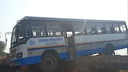 Road Accident: नदी की पुलिया पर झूली रोडवेज बस, खिड़की के कांच तोड़ बाहर निकले 50 यात्री, देखें हादसे का वीडियो