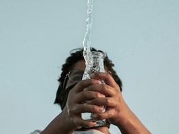 Right Way To Drink Water: जानें क्यों खड़े होकर नहीं पीना चाहिए पानी, आखिर बैठकर पानी पीने से क्या फायदा होगा