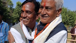 Dausa By Election Result 2024: दौसा में मतगणना के बीच डीसी बैरवा से गले मिलते नजर आए जगमोहन मीणा, वायरल हो रही तस्वीर