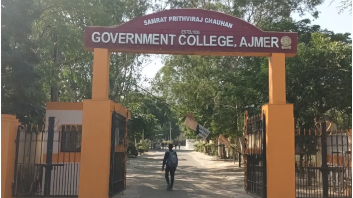 Rajasthan Politics: भगवा रंग में नजर आएंगे राजस्थान के सरकारी कॉलेज, इन 20  महाविद्यालयों में सबसे पहले शुरू हुआ काम | Bhajanlal Government orders to  paint main gates and ...