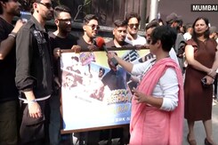 Fans Queue Up Outside Balgandharva Rangmandir To Meet SRK On His Birthday Fans Queue Up Outside Balgandharva Rangmandir To Meet SRK On His Birthday