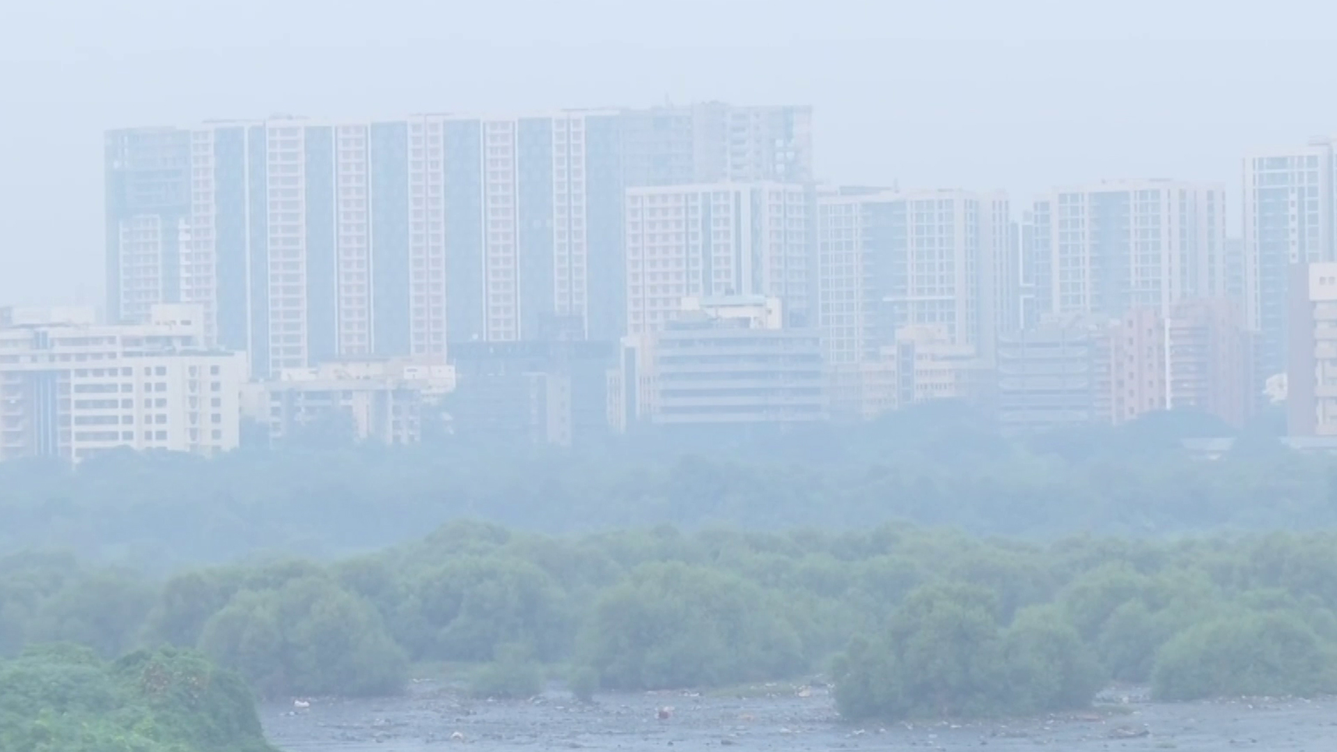 Mumbai Air Pollution : मुंबई पर छाया धुंध का साया, AQI हुआ 'खराब'