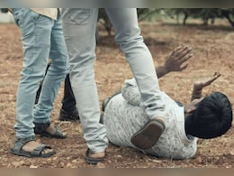 बीवी के सामने अंकल कहने से भड़क गया शख्स, दोस्तों को बुलाकर बीच सड़क पर दुकान वाले को तबीयत से कूटा