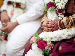 मंडप में बैठे दूल्हे की ये हरकत हुई वायरल, लोगों ने कहा- शादी तो होती रहेगी... मंडप में बैठे दूल्हे की ये हरकत हुई वायरल, लोगों ने कहा- शादी तो होती रहेगी...