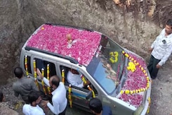 Gujarat Family Holds Burial Event For 'Lucky' Car, 1,500 People Attend Gujarat Family Holds Burial Event For 'Lucky' Car, 1,500 People Attend