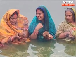 Chhath Puja: छठ महापर्व पर डूबते हुए सूर्य को दिया अर्घ्य, विधि विधान से की पूजा Chhath Puja: छठ महापर्व पर डूबते हुए सूर्य को दिया अर्घ्य, विधि विधान से की पूजा