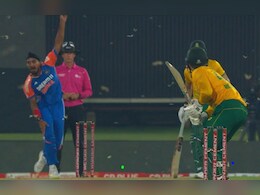 Bizarre:Flying Ants 'Attack' Stops India vs South Africa T20I In Centurion. Internet Can't Keep Calm - Watch Bizarre:Flying Ants 'Attack' Stops India vs South Africa T20I In Centurion. Internet Can't Keep Calm - Watch
