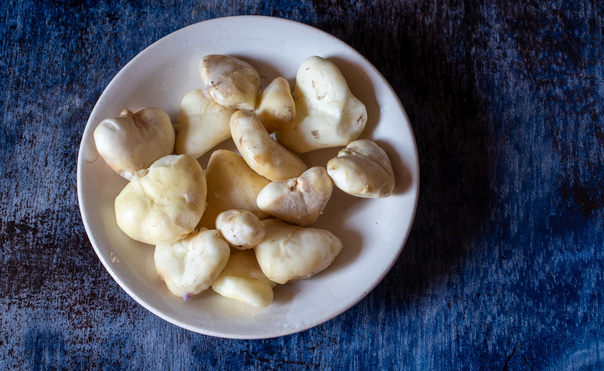 सिंघाड़ा खाने के नुकसान, सिंघाड़ा किसे नहीं खाना चाहिए, वॉटर चेस्टनट के नुकसान, सिंघाड़ा के साइड इफेक्ट्स,Water Chestnut risks, Singhara side effects, who should avoid water chestnut, water chestnut for diabetics,क्या डायबिटीज़ में सिंघाड़ा खाना चाहिए, सिंघाड़ा खाने से ब्लड शुगर बढ़ता है क्या, किडनी पेशेंट सिंघाड़ा खा सकते हैं, सिंघाड़ा और विटामिन K,Is water chestnut safe for diabetics, water chestnut and blood sugar spike, can kidney patients eat singhara, water chestnut vitamin K,सिंघाड़ा खाने के फ़ायदे, वॉटर चेस्टनट पोषण, पानी में उगने वाली सब्ज़ी, सिंघाड़ा की खेती,Water chestnut benefits, Water chestnut nutrition, Aquatic tuber vegetable, Singhara farming, Latest and Breaking News on NDTV