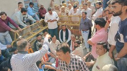 टोंक के बाद अब जहाजपुर में भी बिगड़ा माहौल, मस्जिद की ओर बढ़ रही भीड़ पर लाठीचार्ज, बाजार बंद, 5 लोग हिरासत में