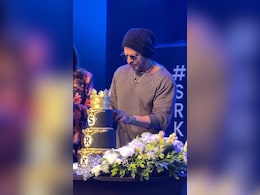 Watch: Shah Rukh Khan's 59th Birthday Cake Featured A Golden Crown For The 'King Of Bollywood' Watch: Shah Rukh Khan's 59th Birthday Cake Featured A Golden Crown For The 'King Of Bollywood'