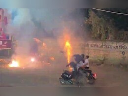CCTV Footage : फटाक्यांमुळे दोन बाईकची समोरसमोर धडक, चौघे जखमी, पाहा VIDEO