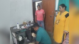 Fake Doctors: धार में फर्जी डॉक्टर के खिलाफ हुई बड़ी कार्रवाई, क्लिनिक पर पड़ा छापा, दवाई और उपकरण जब्त
